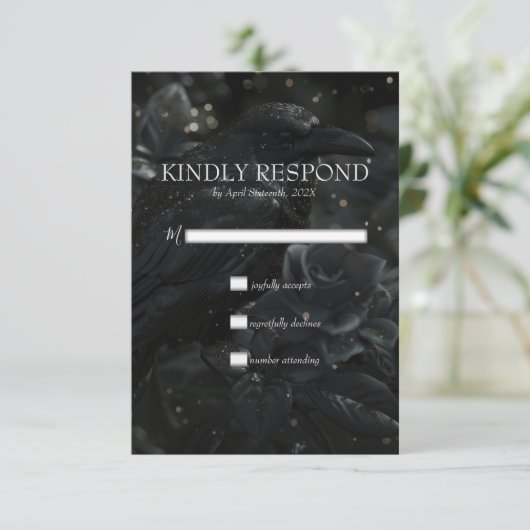 Gothic Black Floral Raven & Rose Wedding RSVP Karte (Stehend Vorderseite)