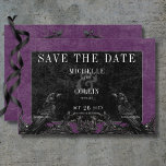Gothic Black Raven & Black Rose Lila Hochzeit Save The Date<br><div class="desc">Transport Ihre Gäste in eine Welt der dunklen, bezaubernden Eleganz mit unserer Vintagen gotischen Hochzeit speichern Sie die Dattelkarte. Der lila Hintergrund im tiefen, gealterten Hintergrund Set die Bühne für einen auffallenden Kontrast, da fett weißer Text aus komplizierten, schwarzen Textfeldern entsteht. Am Höhepunkt dieser Einladung erobert ein dreidimensionaler gotischer Rahmen,...</div>
