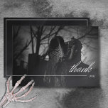 Gothic Black & White Friedhof bis zum Tode Hochzei Dankeskarte<br><div class="desc">Entdecken Sie eine Touch gotischer Romantik mit unserer Hochzeitskarte. Tauchen Sie ein in eine Welt der dunklen Verzauberung, in der ein gotischer Kopfsteingel hoch steht vor einem Hintergrund unheimlicher Nebel und kahler Skelettbäume. Die erschütternde Szene wird in klassisch schwarz-weiß dargestellt und schafft so ein Gefühl zeitloser Geheimnisse. Die Wörter sind...</div>