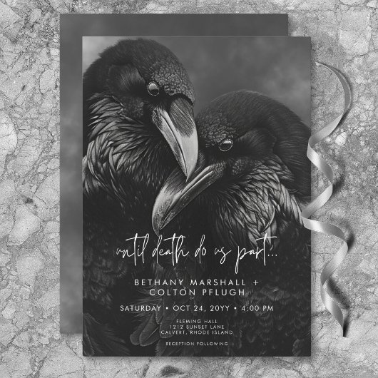 Gothic Black & White Raven Embrace Wedding Einladung