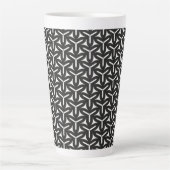 Gothic Blades Muster Latte Tasse (Vorderseite)