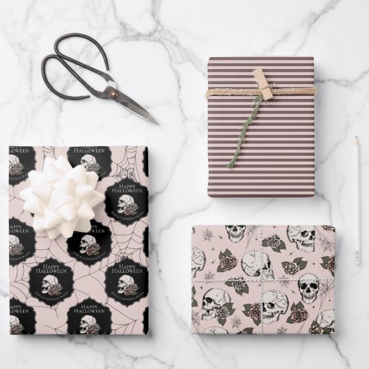 Gothic Blush Pink Skulls and Stripes Halloween Geschenkpapier Set (Vorderseite)