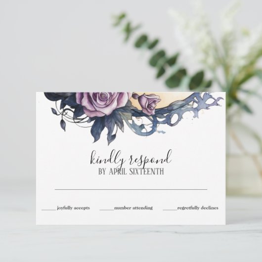 Gothic Boho Floral Raven & Rose Wedding RSVP Karte (Stehend Vorderseite)
