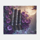 Gothic Book Purple Floral Fleecedecke (Vorderseite (Horizontal))