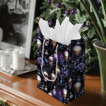 Gothic Christmas Tree Skulls Black & Lila Mittlere Geschenktüte<br><div class="desc">Mit diesem detailreichen gotischen Weihnachtsbaummuster mit Schädel- und Baukeldekorationen rund um die herrlichen violetten Blumen wackeln Sie das Glück auf einmal. Besuchen Sie den Wrap Happy-Shop für mehr wunderschöne und einzigartige Designs, </div>