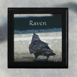 Gothic Crow Gray Black Customizable Keepake Erinnerungskiste<br><div class="desc">Diese dramatische gotische, graue und schwarze Holzkiste mit einem Goth Crow wurde durch die Fotografie einer urbanen Krähe auf Asphalt inspiriert. Schwarze Vögel, Ravens und Krähen sind intelligente Vögel und das ist ein schlaues, raffiniertes, edles Design in Grautönen, Schwarz und Taupe. Es ist ein abenteuerliches Soul und bereit für jedes...</div>