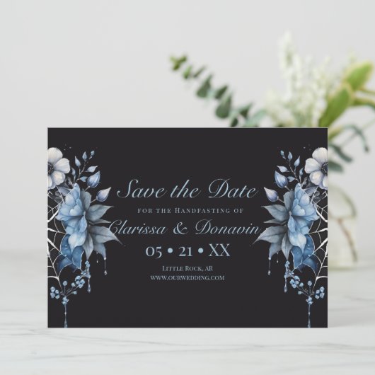 Gothic Dusty Blue Floral Spider Web Handfasts Save The Date (Stehend Vorderseite)