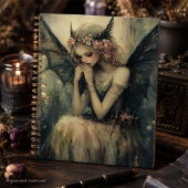 Gothic Fantasy Fee mit Blumenkrone und dunklen Flü Planer