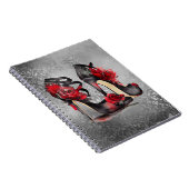 Gothic Fashion Strappy Heelse mit Rose auf Grunge Notizblock (Rechte Seite)