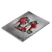Gothic Fashion Strappy Heelse mit Rose auf Grunge Notizblock (Linke Seite)