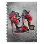 Gothic Fashion Strappy Heelse mit Rose auf Grunge Notizblock (Vorderseite)