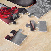 Gothic Fashion Strappy Heelse mit Rose auf Grunge Puzzle (Seite)