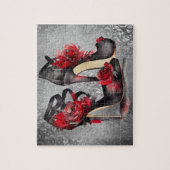 Gothic Fashion Strappy Heelse mit Rose auf Grunge Puzzle (Vertikal)
