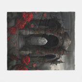 Gothic Friedhof Gazebo mit Rote Rosen bei Nacht Fleecedecke (Vorderseite (Horizontal))