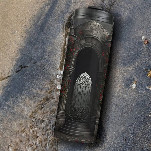 Gothic Friedhof Gazebo mit Rote Rosen bei Nacht Thermosbecher