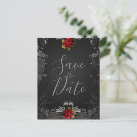 Gothic Glamour Rote Rose Ornamental Save the Date Ankündigungspostkarte (Stehend Vorderseite)