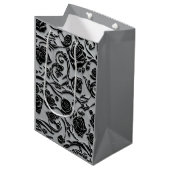 Gothic Graveyard Black Rose Muster Mittlere Geschenktüte (Vorderseite Schrägansicht)