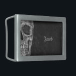 Gothic Half Skull Kopf Cool Schwarz-Weiß-Grunge Rechteckige Gürtelschnalle<br><div class="desc">Gotische makabre schwarz-weiße Grunge Textur Druck halb Schädel rechteckige Gürtelschnalle. Cool,  gruselig,  gruselig,  böse,  finsteres Design. Personalisieren Sie Ihren Namen. Ein angesagter,  einzigartiger,  moderner,  beängstigender Halloween-Stil. Bildrecht Marg Seregelyi Fotografie.</div>