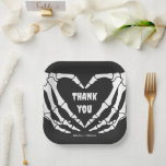 Gothic Halloween Baby Shower Pappteller<br><div class="desc">Die Teller des Weihnachtsduschers*** sorgen für eine dunkle und elegante Touch. Diese Teller mit ihren aufwändigen gotischen Designs und einer Halloween-Drehung eignen sich hervorragend, um Leckereien zu servieren und gleichzeitig das unheimliche Ambiente zu verbessern. Ideal für eine Babydusche mit einem einzigartigen, gotischen Flair, sie verbinden Stil und Funktion und machen...</div>