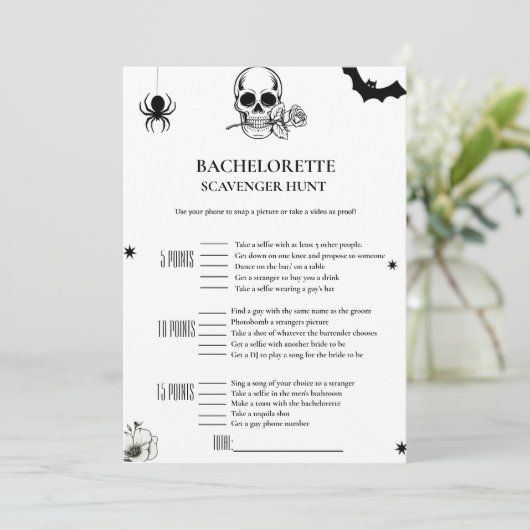 Gothic Halloween Bachelorette Scavenger Game Card Ankündigung (Stehend Vorderseite)