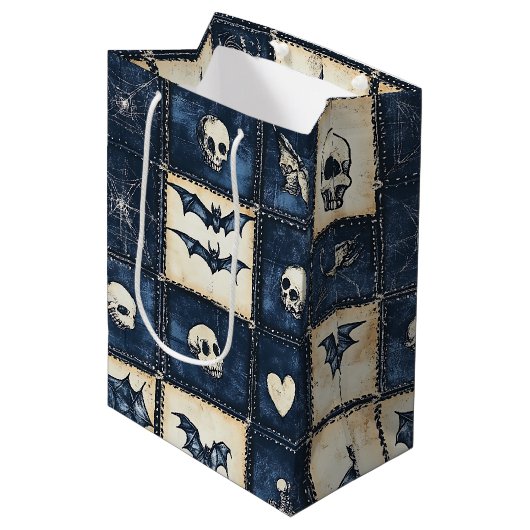 Gothic Halloween Jeans Patchwork Muster Mittlere Geschenktüte (Vorderseite Schrägansicht)
