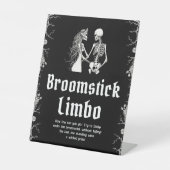 Gothic Halloween Skeleton Broomstick Limbo Sign Sockelschild (Vorderseite)