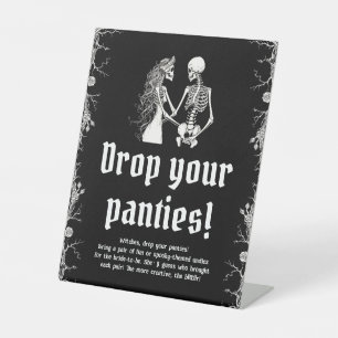 Gothic Halloween Skeleton Drop Your Panties Game Sockelschild