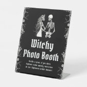 Gothic Halloween Skeleton Witchy Foto Booth Sign Sockelschild (Vorderseite)