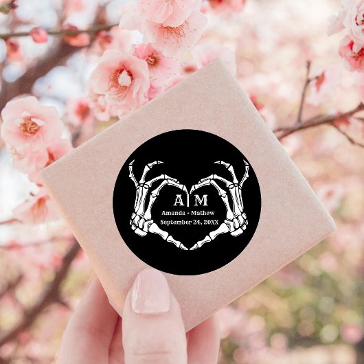 Gothic Halloween Skull Hand Heart Black Wedding Runder Aufkleber