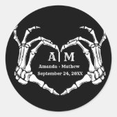 Gothic Halloween Skull Hand Heart Black Wedding Runder Aufkleber (Vorderseite)