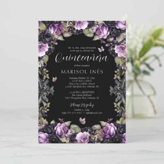 Gothic Lila & Black Moody Florals Quinceañera Einladung (Stehend Vorderseite)