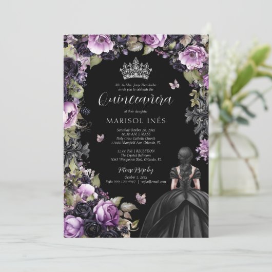 Gothic Lila & Black Moody Florals Quinceañera Einladung (Stehend Vorderseite)