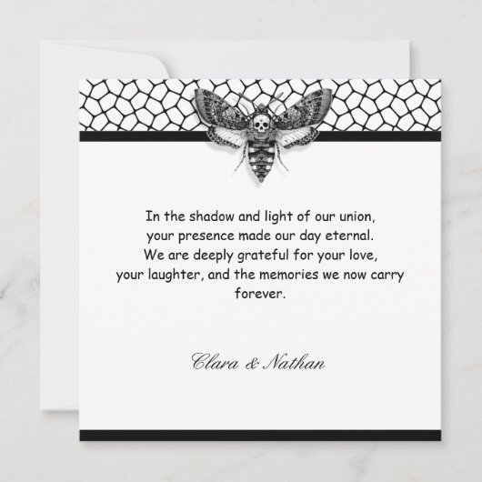 Gothic Moth Skull Wedding | Schwarz und Weiß Einladung (Vorderseite)