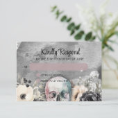 Gothic Peony & Skull Black Floral Wedding RSVP Karte (Stehend Vorderseite)