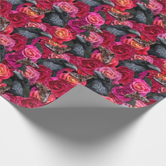 Gothic Raven Nevermore mit Rose und Hawk Moths Geschenkpapier (Ecke)