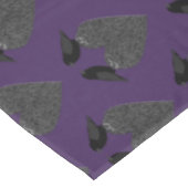 Gothic Ravens und Black Heart Tischdecke (Schrägansicht)