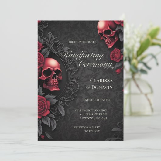 Gothic Red & Black Skull & Rose Damask Handfasting Einladung (Stehend Vorderseite)