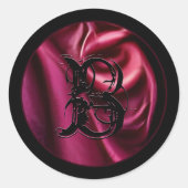 Gothic Red Satin Fabric Vampy Black Monogram Goth Runder Aufkleber (Vorderseite)