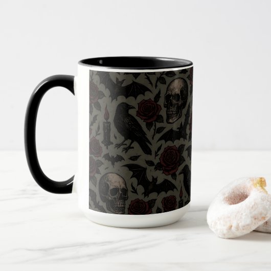 Gothic-Schädel, Krähen und Rosen-Muster Tasse (Mit Donut)