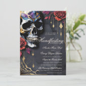 Gothic-Schädel & rote Rosen Halloween Handfasting Einladung (Stehend Vorderseite)