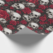 Gothic-Schädel und rote Rose dunkles Blumenmuster Geschenkpapier (Ecke)