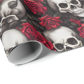 Gothic-Schädel und rote Rose dunkles Blumenmuster Geschenkpapier (Rolleneckpunkt)