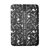 Gothic Schwarz-weiß Skull Cross Muster Monogram Badematte (Vorderseite Vertikal)