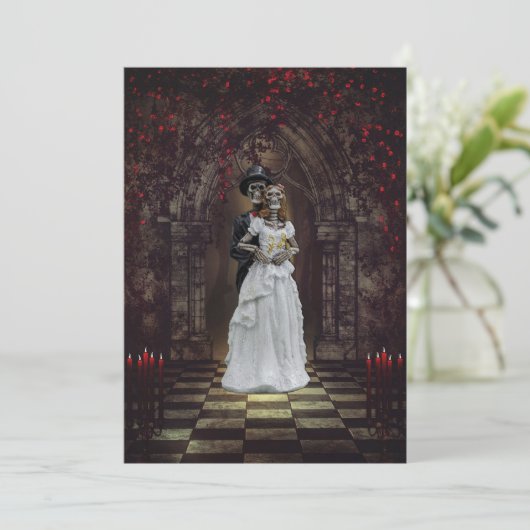 Gothic Skeleton Bridge and Groom Einladung (Stehend Vorderseite)