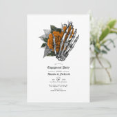 Gothic Skeleton Hand und Rose Engagement Partei Einladung (Stehend Vorderseite)