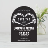 Gothic Skeleton Herz Hochzeit Save the Date Einladung (Stehend Vorderseite)