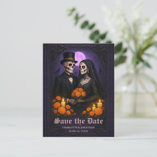 Gothic Skull Candy Couple Wedding Save the Date Ankündigungspostkarte (Stehend Vorderseite)