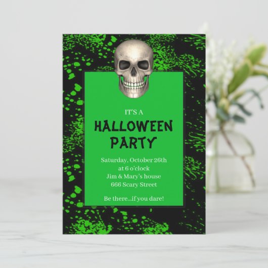 Gothic Skull Green Spritzer Halloween-Party Einladung (Stehend Vorderseite)
