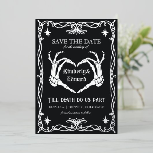 Gothic Skull Hallowedding Retro Save the Date Folieneinladung (Stehend vorne)