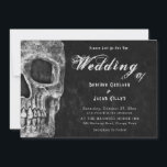 Gothic Skull Head Hallowedding Ankündigung<br><div class="desc">Gothischer Schädelkopf Vintag Schwarz-Weiß-Einladung zur flachen Einladung. Vergnügen,  lustig Halloween bis zum Tod Do Us Teil Skript auf Textur-Druck-Hintergrund auf der Rückseite. Bildrecht Marg Seregelyi Fotografie.</div>